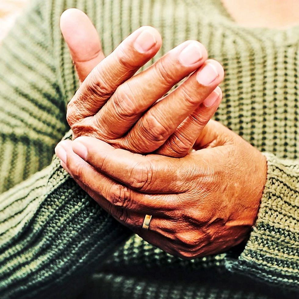 A2M Therapy for Hand and Joint Pain Bionworx Carmel Senior experiencing relief from hand joint pain after regenerative A2M therapy