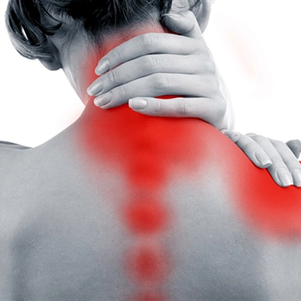 Photobiomodulation Therapy for Shoulder Pain Relief – BionwoRx Carmel IN Woman holding her shoulder in discomfort before receiving Photobiomodulation Therapy (PBMT) at BionwoRx Center for Functional and Regenerative Medicine in Carmel, Indiana.